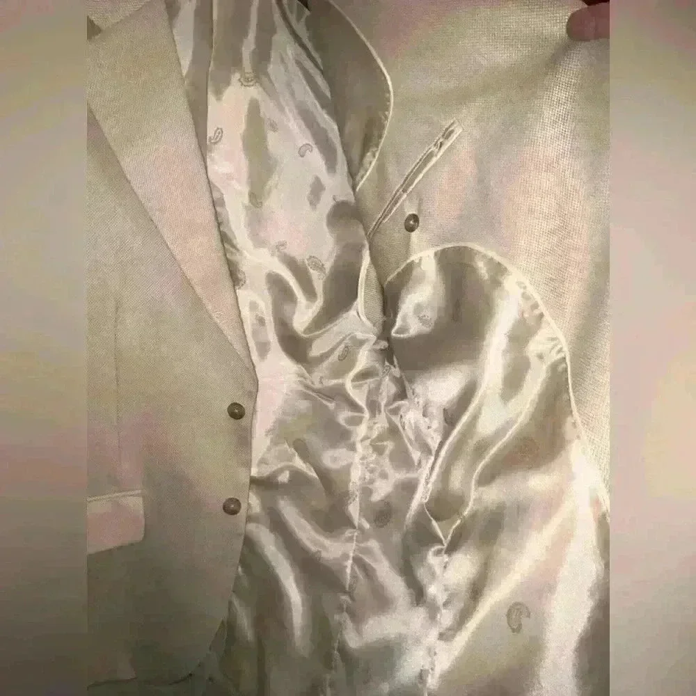 Gently used men’s suit m/l measurements on picture